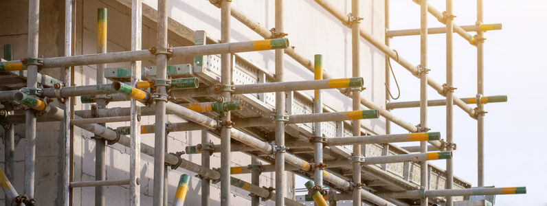 Scaffolding,Pipe,Clamp,And,Parts,construction,Site,With,Scaffold,Tower,And